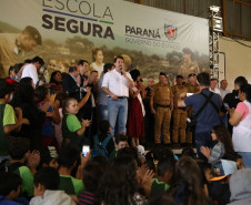 35 policiais militares da reserva passam a atuar para levar mais segurança no entorno das escolas. Iniciativa inovadora no Brasil, programa terá nesta fase inicial 51 colégios de Foz do Iguaçu, Londrina e Região Metropolitana de Curitiba. 
