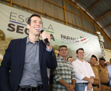 35 policiais militares da reserva passam a atuar para levar mais segurança no entorno das escolas. Iniciativa inovadora no Brasil, programa terá nesta fase inicial 51 colégios de Foz do Iguaçu, Londrina e Região Metropolitana de Curitiba. 
