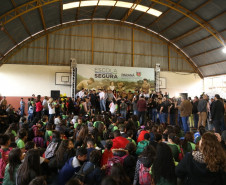 35 policiais militares da reserva passam a atuar para levar mais segurança no entorno das escolas. Iniciativa inovadora no Brasil, programa terá nesta fase inicial 51 colégios de Foz do Iguaçu, Londrina e Região Metropolitana de Curitiba. 