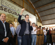 35 policiais militares da reserva passam a atuar para levar mais segurança no entorno das escolas. Iniciativa inovadora no Brasil, programa terá nesta fase inicial 51 colégios de Foz do Iguaçu, Londrina e Região Metropolitana de Curitiba. 