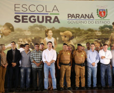 35 policiais militares da reserva passam a atuar para levar mais segurança no entorno das escolas. Iniciativa inovadora no Brasil, programa terá nesta fase inicial 51 colégios de Foz do Iguaçu, Londrina e Região Metropolitana de Curitiba. 
