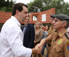 35 policiais militares da reserva passam a atuar para levar mais segurança no entorno das escolas. Iniciativa inovadora no Brasil, programa terá nesta fase inicial 51 colégios de Foz do Iguaçu, Londrina e Região Metropolitana de Curitiba. 