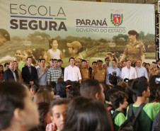 35 policiais militares da reserva passam a atuar para levar mais segurança no entorno das escolas. Iniciativa inovadora no Brasil, programa terá nesta fase inicial 51 colégios de Foz do Iguaçu, Londrina e Região Metropolitana de Curitiba. 