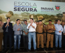 35 policiais militares da reserva passam a atuar para levar mais segurança no entorno das escolas. Iniciativa inovadora no Brasil, programa terá nesta fase inicial 51 colégios de Foz do Iguaçu, Londrina e Região Metropolitana de Curitiba. 