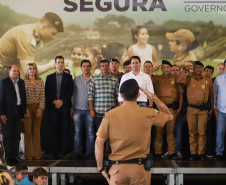 35 policiais militares da reserva passam a atuar para levar mais segurança no entorno das escolas. Iniciativa inovadora no Brasil, programa terá nesta fase inicial 51 colégios de Foz do Iguaçu, Londrina e Região Metropolitana de Curitiba. 