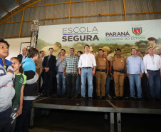 35 policiais militares da reserva passam a atuar para levar mais segurança no entorno das escolas. Iniciativa inovadora no Brasil, programa terá nesta fase inicial 51 colégios de Foz do Iguaçu, Londrina e Região Metropolitana de Curitiba. 