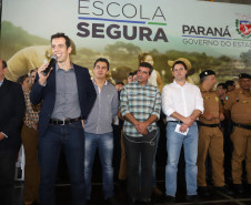 35 policiais militares da reserva passam a atuar para levar mais segurança no entorno das escolas. Iniciativa inovadora no Brasil, programa terá nesta fase inicial 51 colégios de Foz do Iguaçu, Londrina e Região Metropolitana de Curitiba. 