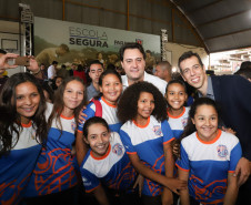 35 policiais militares da reserva passam a atuar para levar mais segurança no entorno das escolas. Iniciativa inovadora no Brasil, programa terá nesta fase inicial 51 colégios de Foz do Iguaçu, Londrina e Região Metropolitana de Curitiba. 