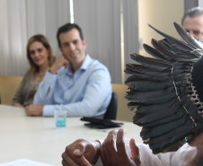 O secretário de Estado da Educação e do Esporte, Renato Feder, recebeu nessa quarta-feira (22), diretores, professores, alunos e lideranças indígenas para debater assuntos relacionados educação escolar indígena do Estado. 