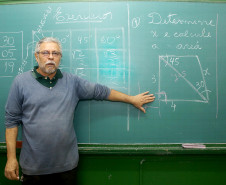 Na imagem, o professor Jorge Vieira