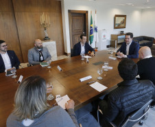 O governador Carlos Massa Ratinho Junior recebeu em seu gabinete, o secretário de Educação, Renato Feder e integrantes do Instituto Lemann.Curitiba, 05-06-19.Foto: Arnaldo Alves / ANPr.