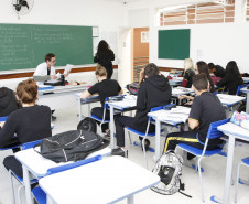 Secretaria de Estado da Educação do Paraná, Colegio Estadua Yvone Pimentel com alunos em sala de aulas na volta as aulas depois da greve dos professores. 10-06-15. Foto: Hedeson Alves