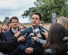 O governador Carlos Massa Ratinho Junior participa nesta segunda-feira (23) do plantio de árvores no Colégio Estadual Professora Maria Gai Grendel, no bairro Caximba, em Curitiba. O evento marcará o início do programa Paraná mais Verde, que vai incentivar o plantio de mudas de árvores nativas em todo o Estado.   23/09/2019 - Foto: Geraldo Bubniak/AEN