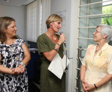 SEED promove exposição de livros e pertences pessoais de Helena Kolody. Evento homenageia o centenário de nascimento da poetisa.