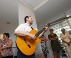 SEED promove exposição de livros e pertences pessoais de Helena Kolody. Evento homenageia o centenário de nascimento da poetisa.