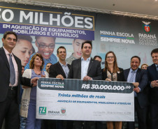 O governador Carlos Massa Ratinho Junior confirma nesta quarta-feira (06) recursos para compra de climatizadores, refrigeradores, conjuntos refeitórios, mesas, banquetas e utensílios para as escolas estaduais do Paraná. O investimento será feito por meio da Fundepar.  Curitiba, 06/11/2019 - Foto: Geraldo Bubniak/AEN