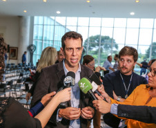 O governador Carlos Massa Ratinho Junior confirma nesta quarta-feira (06) recursos para compra de climatizadores, refrigeradores, conjuntos refeitórios, mesas, banquetas e utensílios para as escolas estaduais do Paraná. O investimento será feito por meio da Fundepar.  Na foto, Renato Feder , secretário da Educação e Esporte. Curitiba, 06/11/2019 - Foto: Geraldo Bubniak/AEN