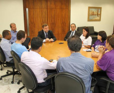O vice-governador e Secretário da Educação, Flávio Arns, recebeu nesta quinta-feira (15), em seu gabinete, no Palácio Iguaçu, representantes da APP-Sindicato.
