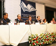 Gestores e técnicos avaliam os programas nacionais que destinam livros para alunos e professores.