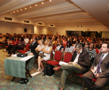 Gestores e técnicos avaliam os programas nacionais que destinam livros para alunos e professores.