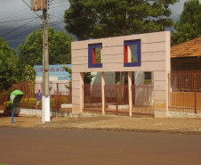 O Colégio Estadual Olinda Truffa de Carvalho, que foi construído há 30 anos, nunca havia passado por uma reforma. Agora, será aplicado R$ 1,276 milhão para revitalização geral da escola. A unidade atende cerca de 1.000 estudantes, entre alunos do ensino fundamental e médio e do Centro de Línguas Estrangeiras Modernas. 