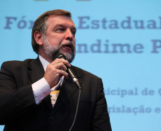 Evento ocorre até quarta-feira, em Curitiba, e discute educação municipal de qualidade, direito, legislação e financiamento.