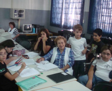 Professores da rede estadual de ensino exploram potencialidades da mídia por meio de rádios escolares. O objetivo é promover a integração e a cidadania.