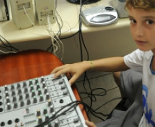 Professores da rede estadual de ensino exploram potencialidades da mídia por meio de rádios escolares. O objetivo é promover a integração e a cidadania.