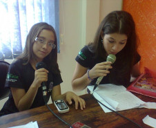 Professores da rede estadual de ensino exploram potencialidades da mídia por meio de rádios escolares. O objetivo é promover a integração e a cidadania.