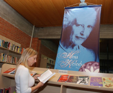 A Diretoria de Tecnologia Educacional (Ditec) da Secretaria de Estado da Educação do Paraná (SEED) recebeu, nesta terça-feira (27), a exposição itinerante de livros e pertences pessoais da poetisa paranaense Helena Kolody, acervo concedido pelo Museu Paranaense.