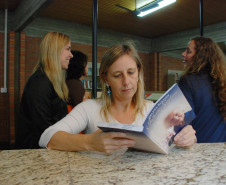 Biografia - Nascida em Cruz Machado (PR), Helena Kolody era filha de imigrantes ucranianos.