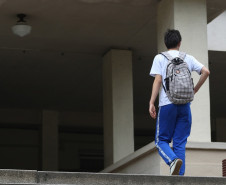 Com o uso eficiente de energia elétrica, o benefício vai além da economia nas escolas. “Os resultados gerados serão úteis para uma análise desse Programa de Eficiência Energética em relação ao planejamento energético nos municípios, nos órgãos estaduais e nas repartições federais", destacou o diretor de distribuição da Copel, Pedro Augusto do Nascimento Neto. (Colégio Estadual do Paraná)