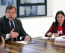 O governador em exercício e secretário da Educação, Flávio Arns, recebeu nesta terça-feira (30), no Palácio das Araucárias, em Curitiba, uma comissão formada por representantes dos profissionais da educação no Paraná. A pauta do encontro concentrou-se nas reivindicações dos servidores do magistério na data que marca a luta da categoria por melhores condições de trabalho. 