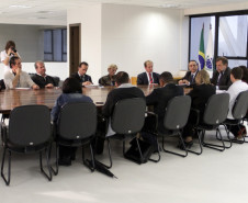 O governador em exercício e secretário da Educação, Flávio Arns, recebeu nesta terça-feira (30), no Palácio das Araucárias, em Curitiba, uma comissão formada por representantes dos profissionais da educação no Paraná. A pauta do encontro concentrou-se nas reivindicações dos servidores do magistério na data que marca a luta da categoria por melhores condições de trabalho. 