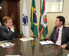 O vice-governador e secretário da Educação, Flávio Arns, recebeu nesta sexta-feira (30) o embaixador da Nova Zelândia, Jeffrey MacAlister, na sede da Secretaria de Estado da Educação (SEED), em Curitiba.