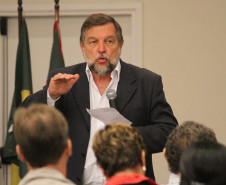 ...o vice-governador e secretário da Educação, Flávio Arns, reafirmou o compromisso do governo em garantir aos alunos das escolas especiais os mesmos direitos que são assegurados aos estudantes da rede estadual.