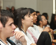 Alunos do Colégio Estadual Dr. Xavier da Silva, em Curitiba, participaram do lançamento do Paz tem Voz, segunda etapa da campanha Paz sem Voz é Medo, idealizada pelo Grupo Paranaense de Comunicação (GRPCom). 