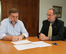 Nesta quinta-feira (5), o vice-governador e secretário da Educação, Flávio Arns, e o diretor-geral do Detran, Marcos Traad, assinaram termo para entrega de 81 servidores de acesso remoto à rede, que podem ser usados nos telecentros e salas de informática do Estado.