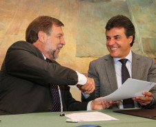 O governador Beto Richa e a equipe de secretários estaduais assinaram nesta segunda-feira (9), em solenidade no Palácio Iguaçu, em Curitiba, os Contratos de Gestão para 2012.