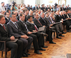 O documento prevê ações para melhorias educacionais. Entre elas estão a recuperação da rede física das escolas, atendimento de qualidade no transporte escolar, alimentação escolar, ampliação do contraturno e da educação integral, formação dos profissionais da educação e aumento da oferta de línguas estrangeiras, além do fortalecimento da educação profissional, educação de jovens e adultos, alfabetização e educação inclusiva.