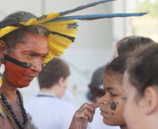 Nessa quinta-feira (12), 450 estudantes da Escola Estadual Dona Carola, em Curitiba, participaram da apresentação cultural da nação Fulni-ô, um dos mais tradicionais povos indígenas do Nordeste.