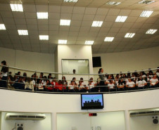 Mais de 50 estudantes do ensino médio e do curso de formação de docentes do Colégio Estadual Emílio Menezes, em Arapongas, assistiram nos meses de fevereiro e março, a sessões plenárias da Câmara Municipal.