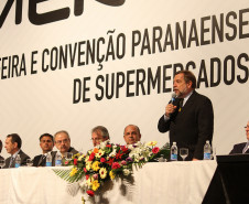 Um grupo de trabalho com representantes da Secretaria de Educação e da Associação Paranaense de Supermercados (Apras) vai estudar a possibilidade de um convênio para qualificar alunos da rede pública para atuação no comércio. 