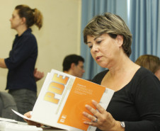 Nesta segunda-feira (16), cerca de 900 professores do Programa de Desenvolvimento Educacional (PDE) da turma de 2012, iniciaram o curso de Informática Básica e SACIR. 