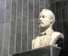 Busto do Barão do Serro Azul, em frente à ACP.