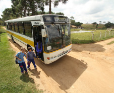 O governador Beto Richa anunciou nesta terça-feira (17/04) que o Governo do Estado vai aumentar em 38% o volume de recursos que serão repassados neste ano aos municípios paranaenses para o transporte escolar.