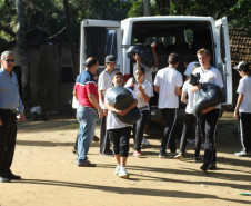 Durante a visita, foram entregues os alimentos arrecadados pelo grêmio estudantil na apresentação cultural do projeto “Povos Indígenas na Escola”.