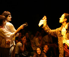 “Por estar envolvida em pesquisa para o teatro, sempre entro em contato com conteúdo de cultura geral que não vemos geralmente em sala de aula”, conta a aluna Bruna Schneider, de 16 anos, que freqüenta o 2º ano do Ensino Médio e está no Gruta há três anos.
