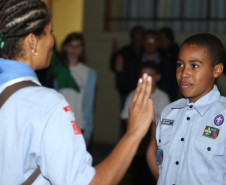 Cerca de 20 alunos do ensino fundamental do Colégio Estadual Pedro Macedo participaram da cerimônia de promessa que foi acompanhada por professores, funcionários, alunos, familiares e representantes de outros grupos de escoteiros.