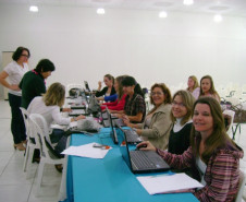 Professores que atuam nas de salas de recursos e Centros de Atendimentos recebem orientações sobre o programa de computador MecDaisy.
